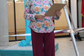 Ms. Kieft tells the crowd what’s happening.