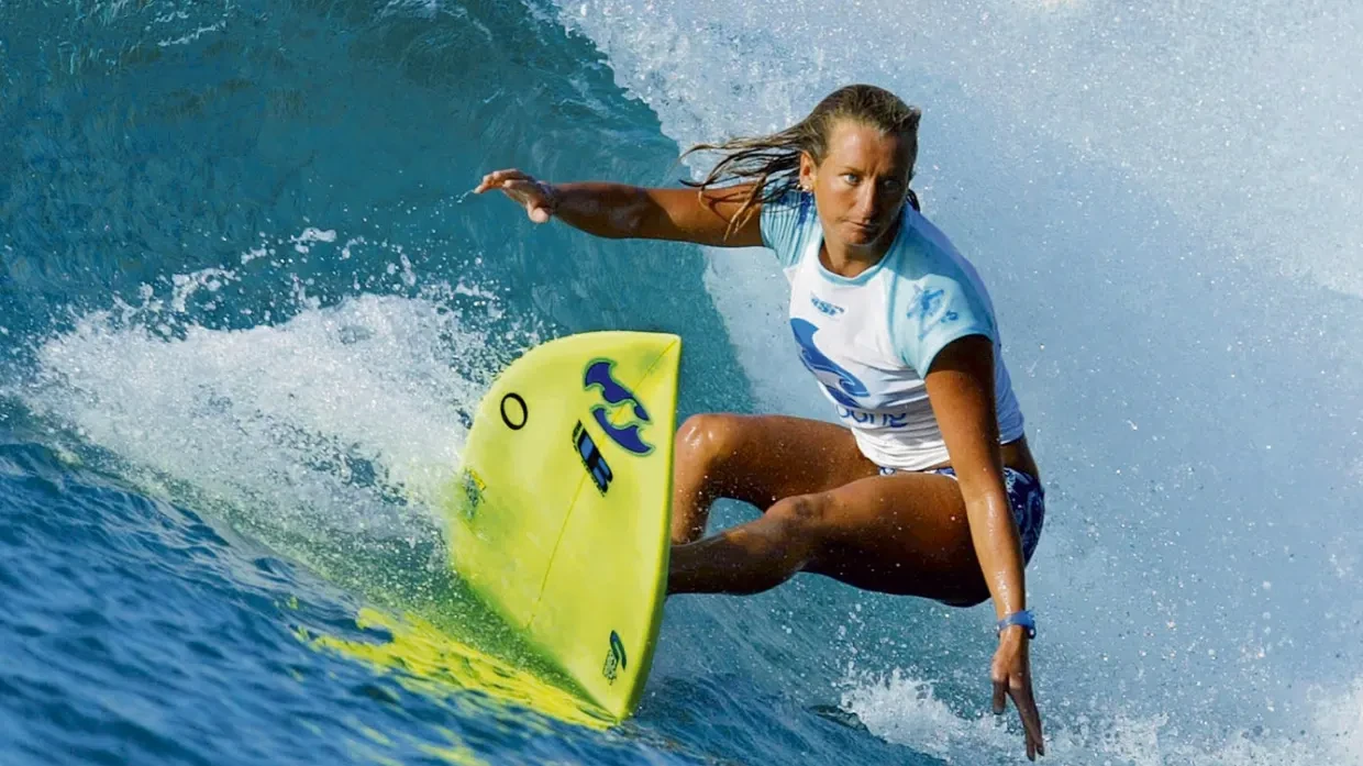 Layne Beachley competing on Honolua Bay off the Hawaiian island of Maui in December 2002. Photo: Pierre Tostee