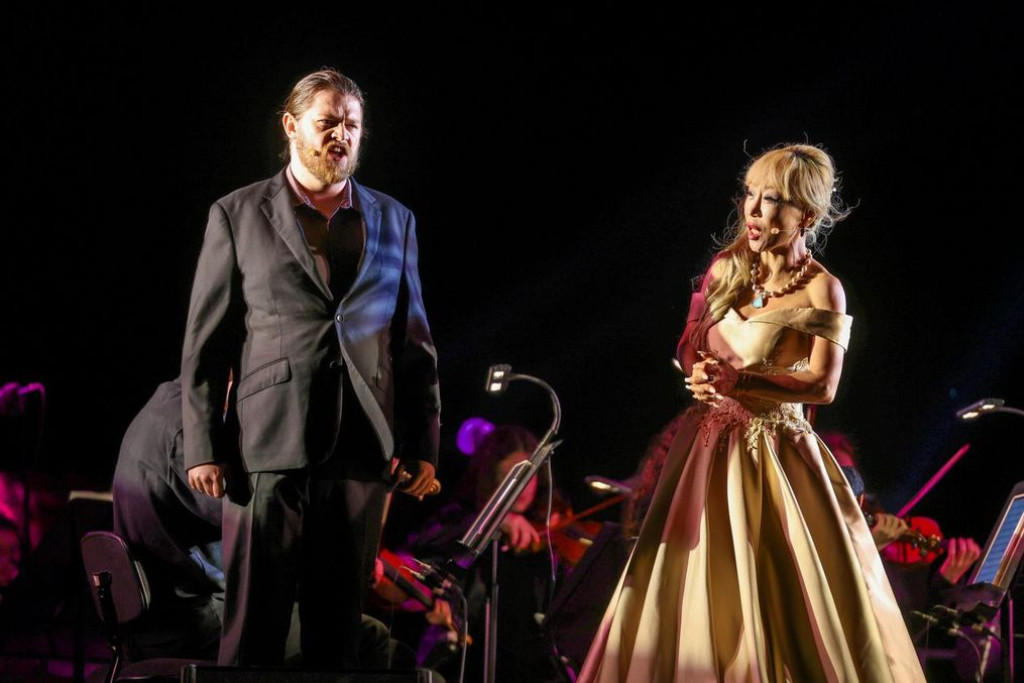 Daniel Kramer and Sumi Jo in Opera Queenslands&rsquo;s Dark Sky Serenade. (Photo: Murray Summerville)