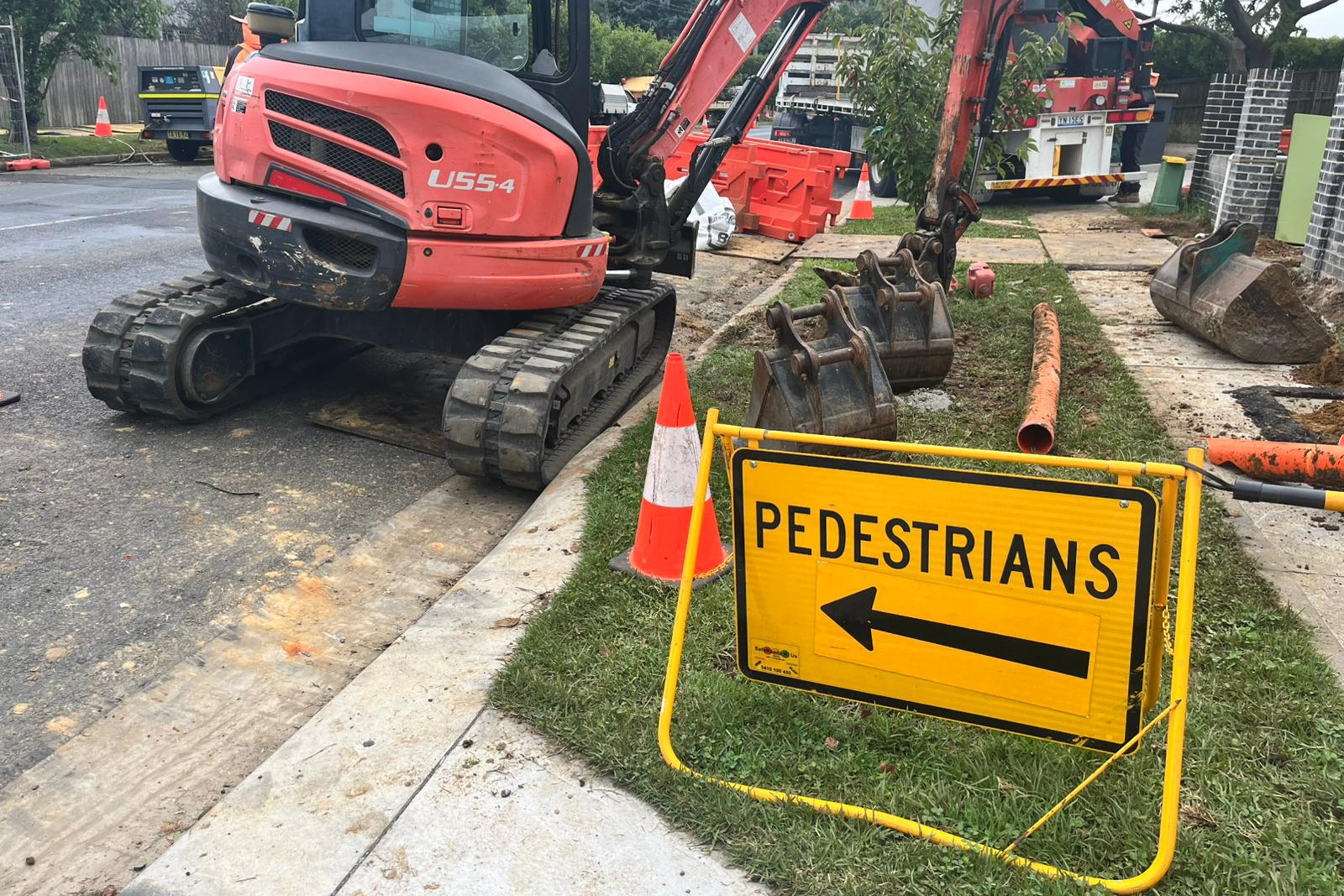 A sign directs pedestrians onto the other side of the road – which is also closed – forcing them to share busy Bowral Street with traffic. Photo Stuart Carless.